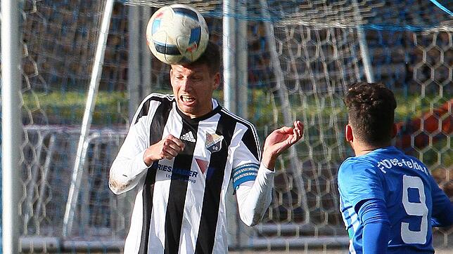 Christoph Mathis (links) eröffnete den Torreigen beim 5:4 seines SV 08 Laufenburg beim FC Freiburg-St. Georgen.