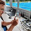 Bäderbetriebsleiter Frank Dietrich-Vercrüße prüft den Chlorgehalt der Schwimmbecken im Waldshuter Freibad.
