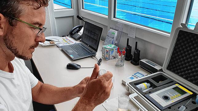 Bäderbetriebsleiter Frank Dietrich-Vercrüße prüft den Chlorgehalt der Schwimmbecken im Waldshuter Freibad.