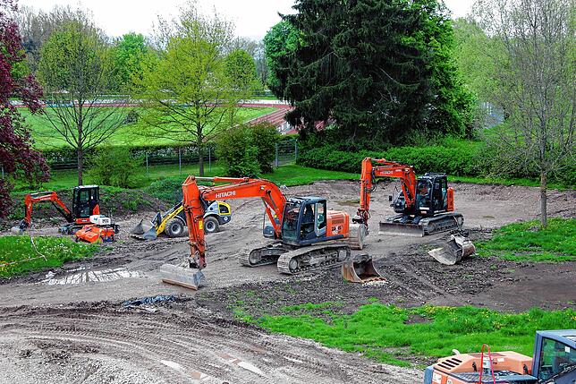 Dort, wo jetzt Bagger parken, war einst das Kinderbecken zu finden. Dieses wird künftig näher am Gebäude und näher bei den anderen ...