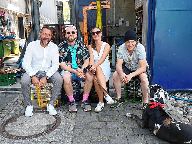 Bild 8: Die neue Fähre wird im Staader Hafen feierlich auf &bdquo;Richmond&ldquo; getauft. Diese Besucher sind dabei