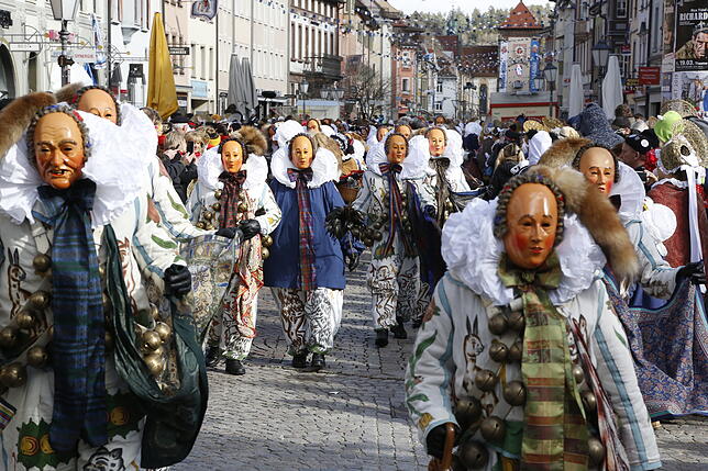Bild 1: Maschgerelauf, Glonki-Umzug und Wuescht-Wette: Super Stimmung uff de' Gass