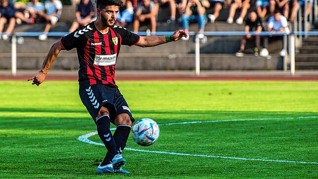 Er nimmt Maß: Serkan Korkmaz &ndash; hier ein Archivbild &ndash; beförderte beim zwischenzeitlichen 3:0 einen Freistoß direkt in den ...