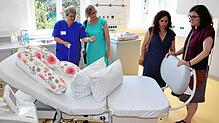 Besucherinnen schauen sich in den neuen Räumen um.