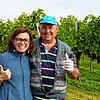 Sie sind guter Dinge &ndash; Corina Keller und ihr Mitarbeiter Sigmund Csaba bei der Weinlese in Erzingen.