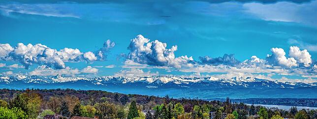 (Archivbild April 2023) Der Blick zu den Alpen – die Wolken stauen sich hier oft an den Bergen.