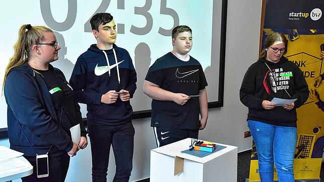 Diese Schüler der zehnten KLasse der Werkrealschule haben als Startup ein Bettwärme- und Kühlsystem entwickelt und präsentieren das ...