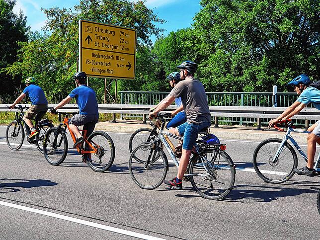 Bild 4: 150 Radler demonstrieren auf der Bundesstraße &ndash; So sieht das von oben aus