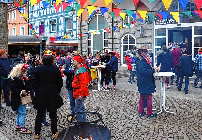 Bild 4: Bilder vom Laufnarrenmarkt am Stockacher Narrenbaum und im Bürgerhaus