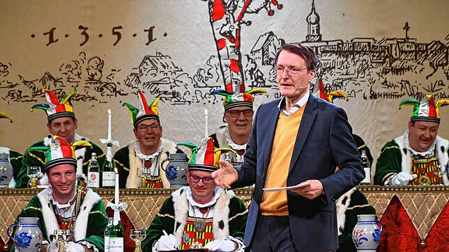 Bundesgesundheitsminister Karl Lauterbach teilte vor dem Narrengericht kräftig aus. Nicht nur gegen den Kläger und die Gerichtsnarren, ...