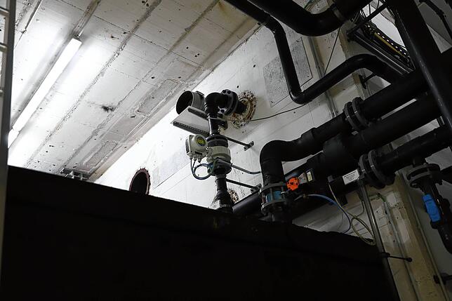 Es ist nur ein unscheinbares schwarzes Rohr, das aus der Wand kommt. Aber hierdurch kommt das Thermalwasser aus eigenen Quelle.