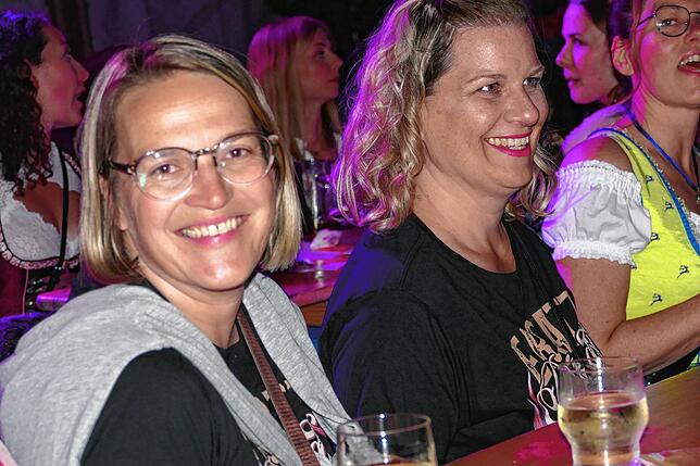 Bild 28: Was für eine Fete! Musikkapelle Mundelfingen versetzt das Publikum zum Jubiläumsstart in Feierlaune