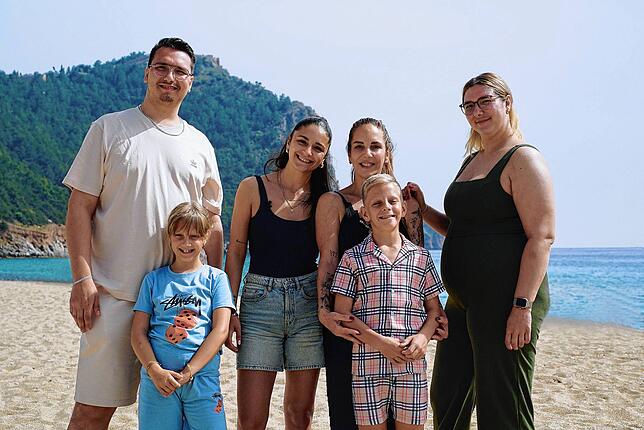 Die Büchners (von links): Volkan, Jenna, Jada, Mutter Danni, Diego und Joelina am Strand auf Mallorca.