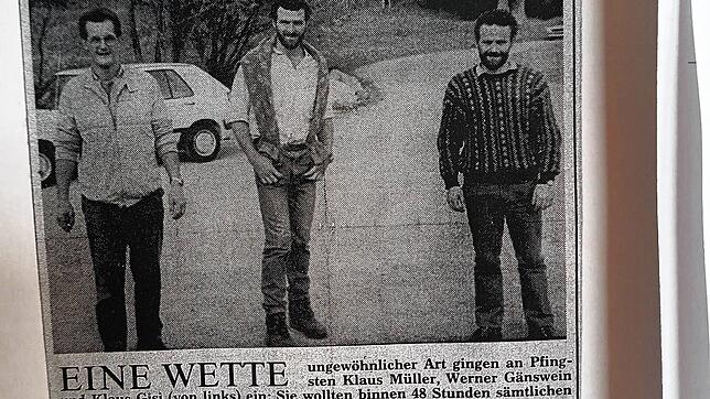 1988: Klaus Müller, Werner Gänswein und Klaus Gisi ziehen los, um alle Gaststätten in der Gemeinde abzuklappern. Die damalige Wette ...