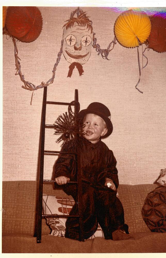 Klaus Danner 1959 als kleiner Schornsteinfeger in der fasnächtlich geschmückten Wohnung in Konstanz.