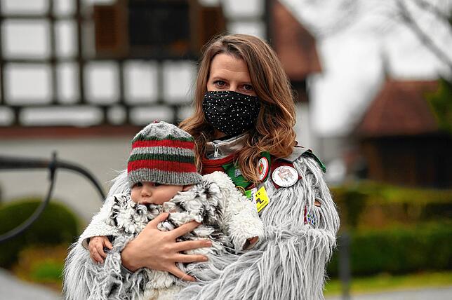 Lena Morlock mit Sohn Joshua: Er hat die Fasnet bisher nur in ihrem Bauch erlebt. Das Babykatzenhäs scheint er gemütlich zu finden.