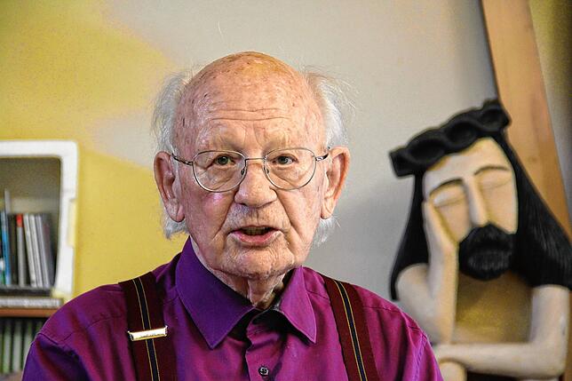 Bruno Epple in seinem Atelier. Im Hintergrund ein nachdenklicher Christus, eine Schnitzarbeit aus Polen.