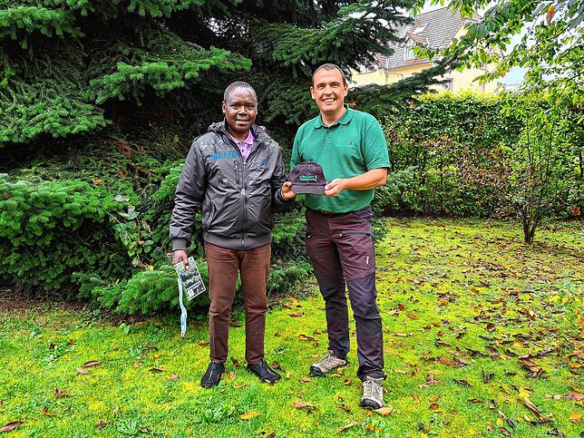 Aufforsten macht Schule: Der Kenianer Benjamin Karanja (links) ist im Rahmen des Forest Expert Programm beim stellvertretenden ...