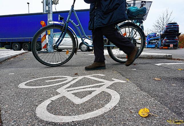 Fahrradfahrer kommen derzeit nur schwer über den mit Ampeln gespickten Colsmanknoten. Manch einer schiebt da lieber sein Rad über die ...