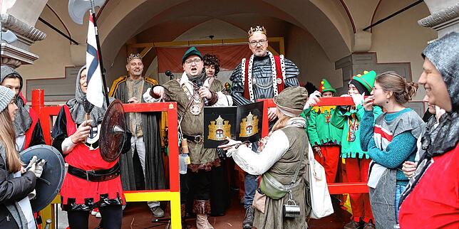 Niederburg-Präsident Mario Böhler (Bildmitte) verkündet ins Mikrophon, dass die Spitze der Stadtverwaltung nun ihres Amtes enthoben ist. ...