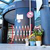 Der Haupteingang des Klinikums Friedrichshafen. Links die Drehtür, rechts die Blumen, die an die verstorbene Oberärztin erinnern.