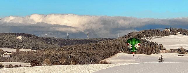 Links über dem im Wald sind am Horizont die Windräder im Gebiet Amtenhausen zu sehen. Sie stehen auf Flächen von Fürstenberg Forst und ...