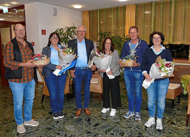 Mit Blumen und Präsenten wurden der langjährige Vorsitzende, seine Stellvertreterin sowie die Kassiererin verabschiedet. Der Dank galt ...