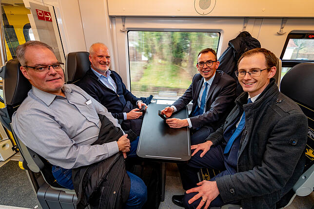 Sie genießen die schnelle Fahrt in der neuen S-Bahn (von links): Frank Fetzer (Leiter des Straßenverkehrsamtes), Mathias Merz ...