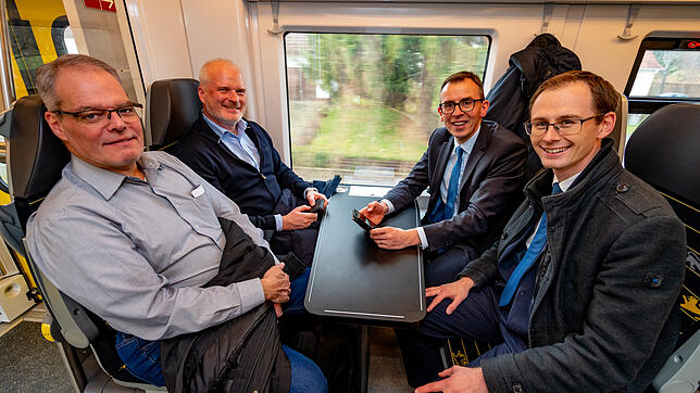 Sie genießen die schnelle Fahrt in der neuen S-Bahn (von links): Frank Fetzer (Leiter des Straßenverkehrsamtes), Mathias Merz ...
