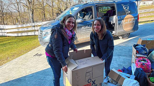 Alle packen gemeinsam mit an und sortieren die Sachspenden: So auch die beiden Helferinnen Manuela Hirt und Lisanne Schöndienst.