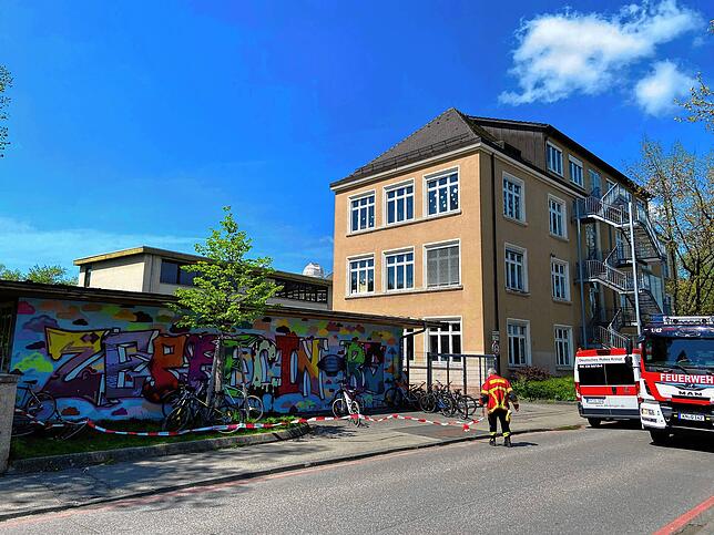 Die Zeppelin-Realschule in Singen ist am 3. Mai abgesperrt, zahlreiche Rettungskräfte sind im Einsatz.