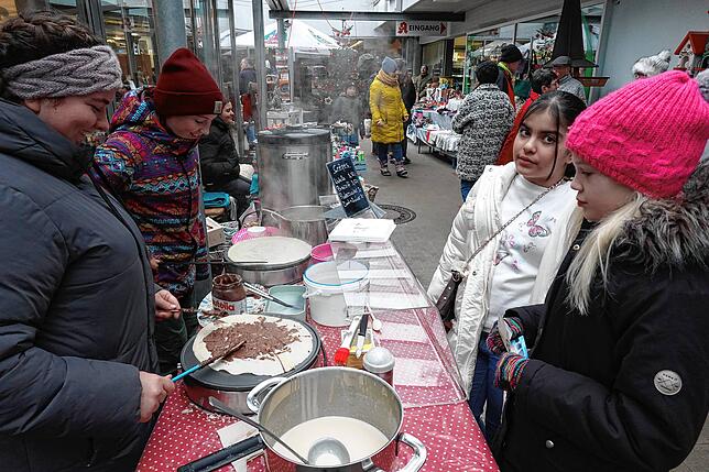 Bild 12: Groß und Klein trotzen beim Weihnachtsmarkt Rickenbach dem Schmuddelwetter