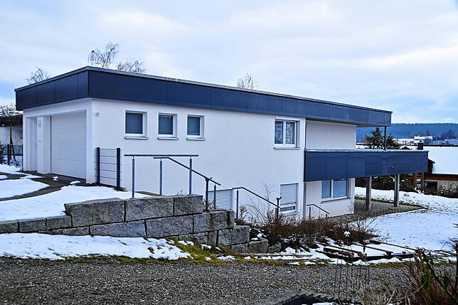 Das Gebäude, in dem früher eine Arztpraxis ansässig war, wurde vor wenigen Jahren komplett modernisiert. Der Investitionsaufwand für die ...