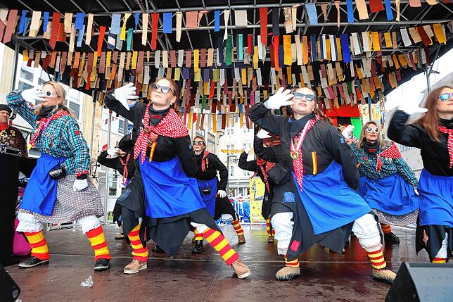 Bild 31: Die Konstanzer Fasnacht außer Rand und Band! Hästräger feiern auf der Marktstätte – die schönsten Bilder!