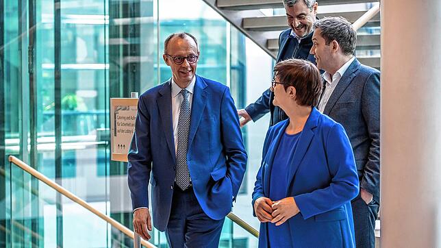 Friedrich Merz (l-r), Saskia Esken (vorne), Markus Söder und Lars Klingbeil kommen zur Fortsetzung der Koalitionsverhandlungen von Union ...