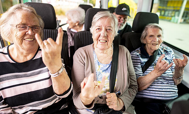 Ursula Wiebers (83, von links), Ilse Schaefer (92) und Waltraud Fischer (95), zeigen bei ihrem Ausflug zum Wacken Festival den typischen ...