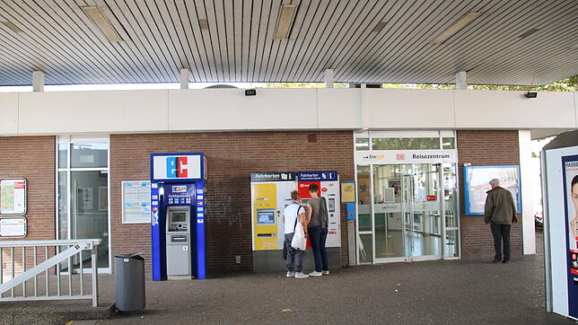 Soll als erstes weg: Der westliche Teil des Bahnhof-Empfanggebäudes mit DB-Reisezentrum und städtischer Touristinformation soll für die ...