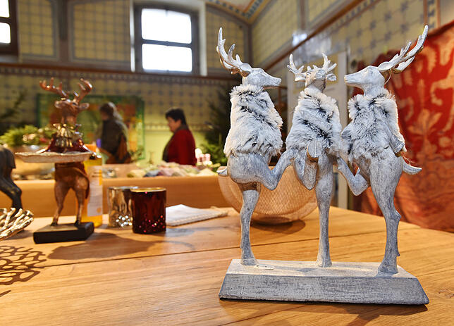 Tanzende Hirsche gehören zu den ausgefallenen Geschenk-Ideen bei der Weihnachtswelt.