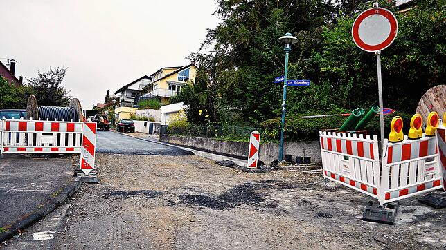Blick in die Schulstraße: Hier wurden in den vergangenen Monaten unter anderem neue Wasserleitungen gelegt, Stützmauern neben der Straße ...