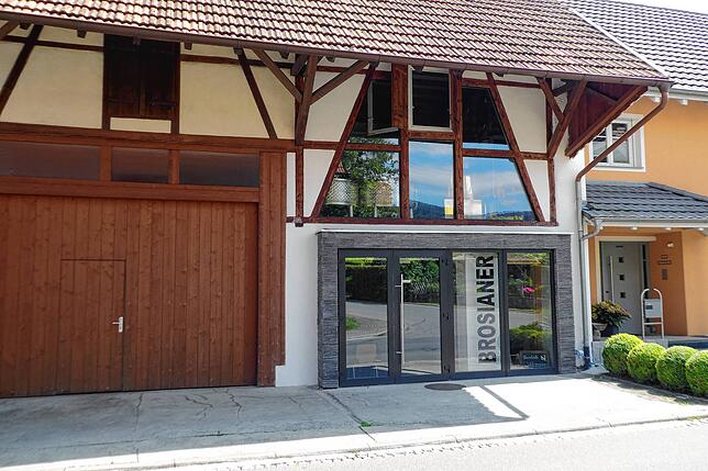 Schön restaurierte Häuser stehen in der Schaffhauserstraße im Ortsteil Günzgen. Hier verbirgt sich in der ehemaligen Scheune die ...
