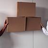 Alexander (links) und Steffen Würth von Straub Verpackungen mit den Kartons, die über &bdquo;Südbaar handelt&ldquo; an die Händler ...