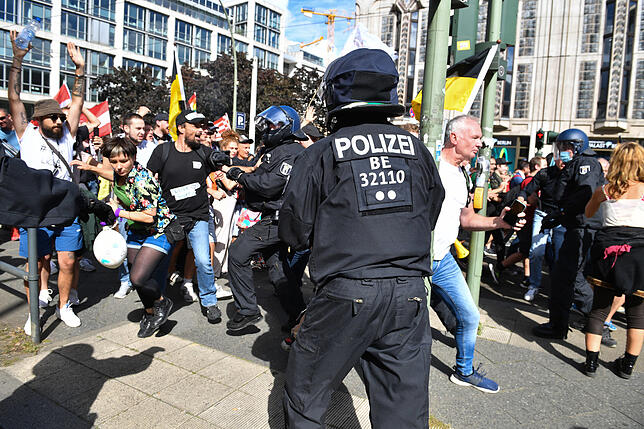 Protest gegen Corona-Maßnahmen Berlin Teilnehmer einer Demonstration gegen die Corona-Maßnahmen durchbrechen eine Polizeikette an der Ecke Friedrichstraße/Reinhardtstraße.