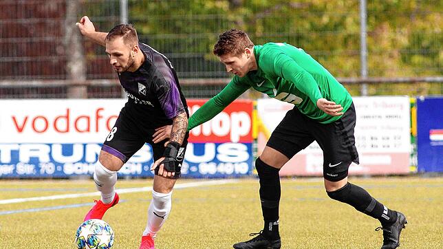 Abgehängt: In dieser Szene setzt sich Schonachs Elvin Kljajic (links) gegen Andreas Schafhäutle vom VfR Stockach durch. Am Ende ...