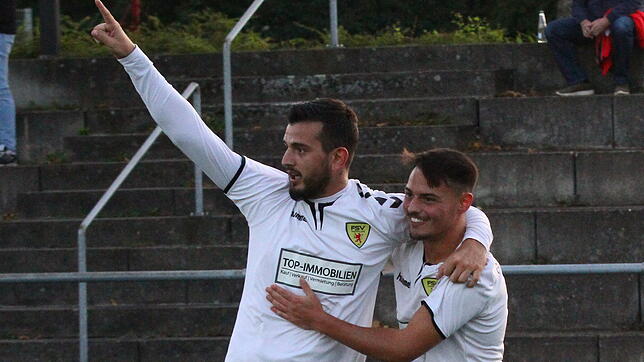 Vorbei: Hier freut sich Alessandro Guglielmelli (rechts) im Trikot des FSV Rheinfelden noch über ein Tor von Fabian Venturiero. In der ...