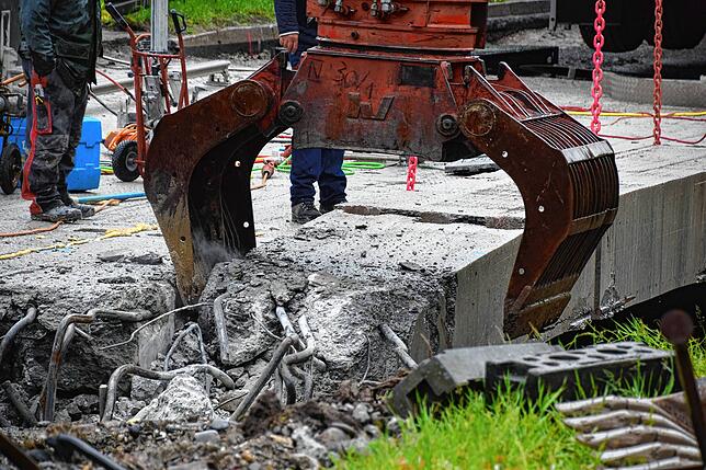 Bild 8: Abriss und Neubau: Ein Rückblick in 20 Bildern auf die Brücken-Großbaustelle auf der B313 vor dem Stockacher Rißtorf-Kreisel