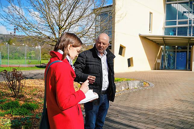 Rainer Stoll erklärt Redakteurin Melanie Völk seine Pläne für die Sanierung der Auwiesenschule Horheim-Schwerzen.