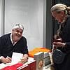 Raoul Schrott signiert am Büchertisch sein neues Buch &bdquo;Inventur des Sommers. Über das Abwesende&ldquo;. Bild: Rosemarie Tillessen