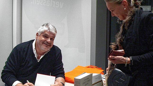 Raoul Schrott signiert am Büchertisch sein neues Buch &bdquo;Inventur des Sommers. Über das Abwesende&ldquo;. Bild: Rosemarie Tillessen