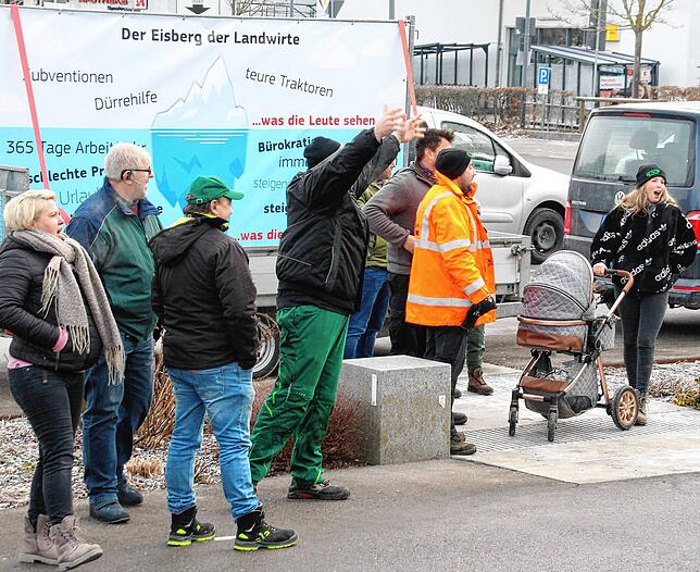 Mit lauten Buh-Rufen und teilweise beleidigenden Äußerungen wurde Minister Lucha empfangen.