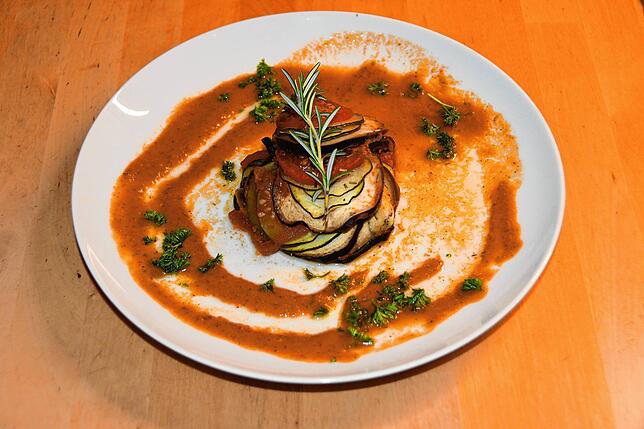 Und am Ende soll dann alles so aussehen: Die Ratatouille etwa in Form eines Würfels auf dem Teller, die Garnierung mit etwas Sauce und ...